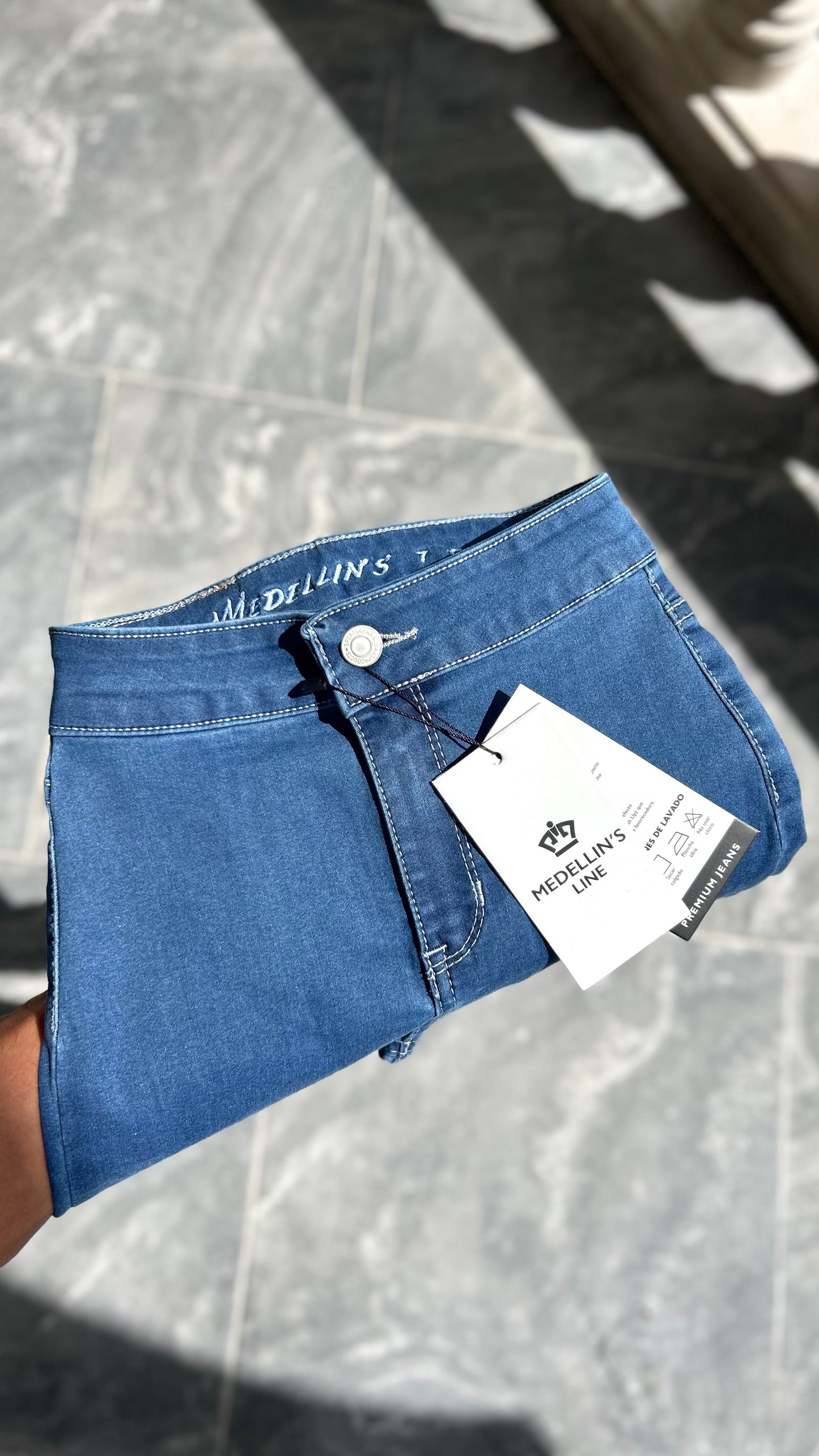 𝘼𝙕𝙐𝙇 𝙈𝙀𝘿𝙄𝙊 𝘾𝙊𝙉 𝘽𝙊𝙇𝙎𝘼𝙎